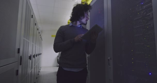 엔지니어 데이터 전문가가 방에서 현대의 클라우드 컴퓨팅 데이터 컴퓨터에서 태블릿 — 비디오