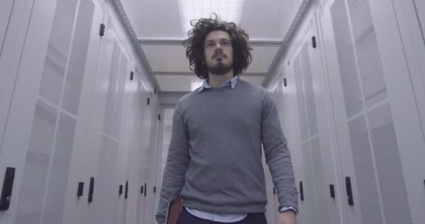 Ingenjör Eller Data Vetenskap Specialist Promenader Tappert Som Hjälte Rack — Stockvideo