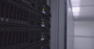 Büyük veri merkezi ofis alanındaki sunucu odası rafına yakın çekim. Veritabanı koridorunda sunucu rafları yanıp sönüyor. Render veya cryptocy maden çiftliğinin karmaşık altyapısı. Yüksek kalite 4k görüntü