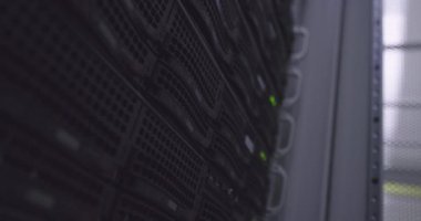 Büyük veri merkezi ofis alanındaki sunucu odası rafına yakın çekim. Veritabanı koridorunda sunucu rafları yanıp sönüyor. Render veya cryptocy maden çiftliğinin karmaşık altyapısı. Yüksek kalite 4k görüntü