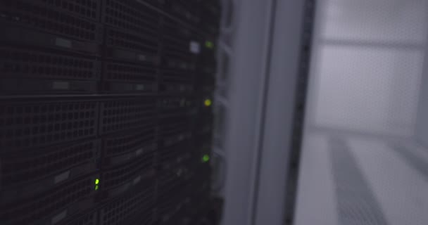 Sluiten Van Serverruimte Rack Grote Datacenter Kantoorruimte Server Planken Knipperen — Stockvideo