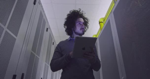 Inženýr Nebo Specialista Datovou Vědu Pracující Tabletu Serverovně Moderním Cloudovém — Stock video