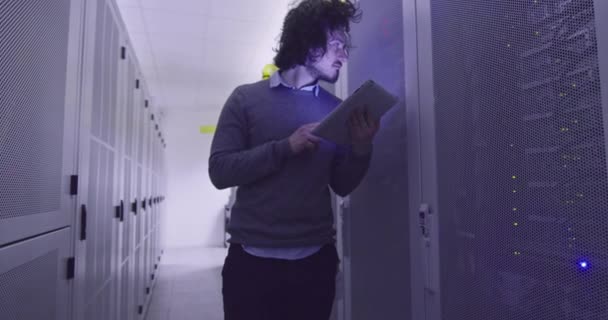 Modern Bir Sanal Veri Merkezi Süperbilgisayarının Sunucu Odasında Tablet Bilgisayar — Stok video