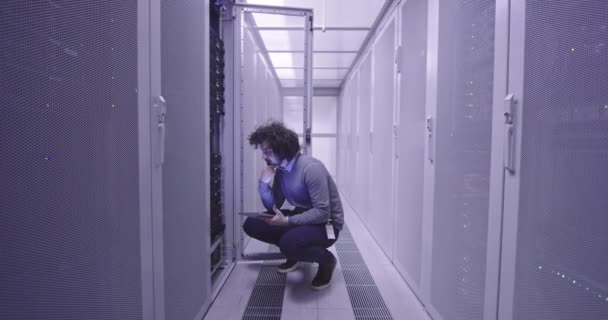 Modern Bir Sanal Veri Merkezi Süperbilgisayarının Sunucu Odasında Tablet Bilgisayar — Stok video