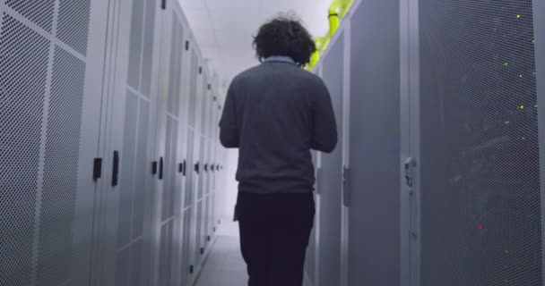 Інженер Або Фахівець Інформатики Працює Планшетному Комп Ютері Кімнаті Сервера — стокове відео
