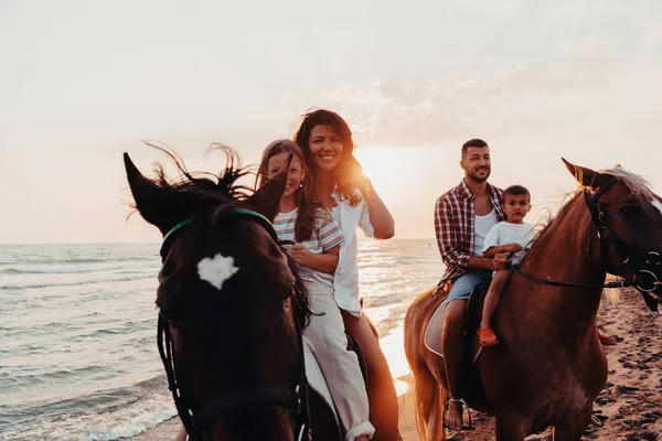 一家人在沙滩上骑马时和孩子们呆在一起 有选择的重点 高质量的照片 — 图库照片