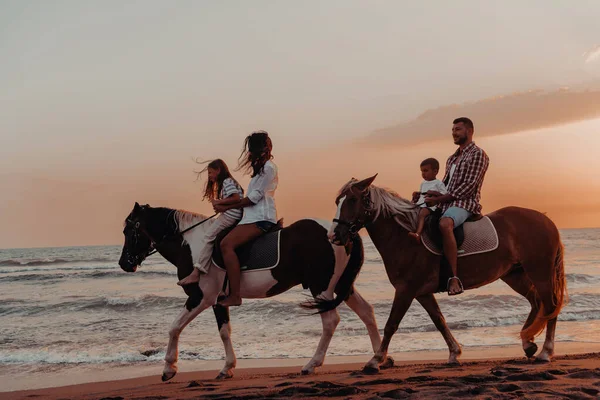 Familie Brengt Tijd Door Met Hun Kinderen Terwijl Samen Paardrijden — Stockfoto