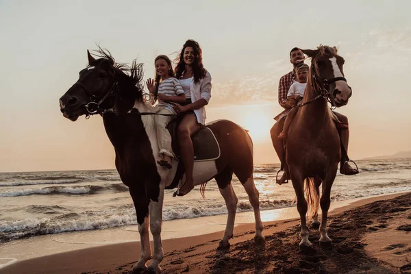 Famiglia Trascorre Del Tempo Con Propri Figli Cavallo Una Spiaggia — Foto Stock