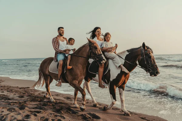 Familjen Tillbringar Tid Med Sina Barn Medan Rider Tillsammans Sandstrand — Stockfoto