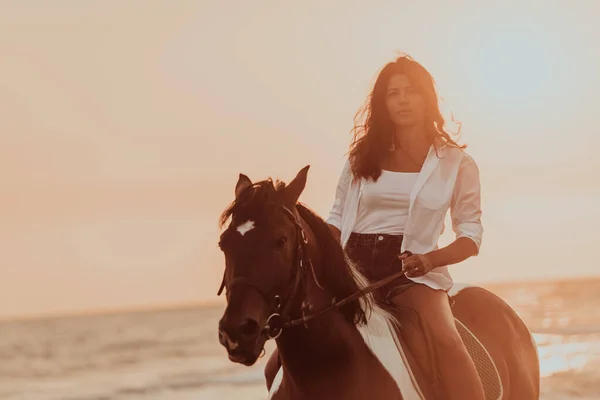 Woman Summer Clothes Enjoys Riding Horse Beautiful Sandy Beach Sunset — Zdjęcie stockowe