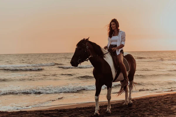 Una Mujer Ropa Verano Disfruta Montar Caballo Una Hermosa Playa —  Fotos de Stock