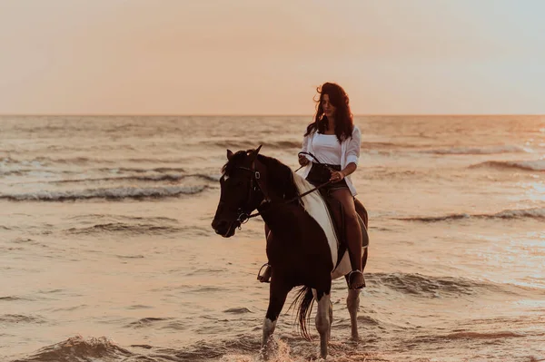 Μια Γυναίκα Καλοκαιρινά Ρούχα Απολαμβάνει Ιππεύει Ένα Άλογο Μια Όμορφη — Φωτογραφία Αρχείου