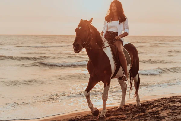 Μια Γυναίκα Καλοκαιρινά Ρούχα Απολαμβάνει Ιππεύει Ένα Άλογο Μια Όμορφη — Φωτογραφία Αρχείου