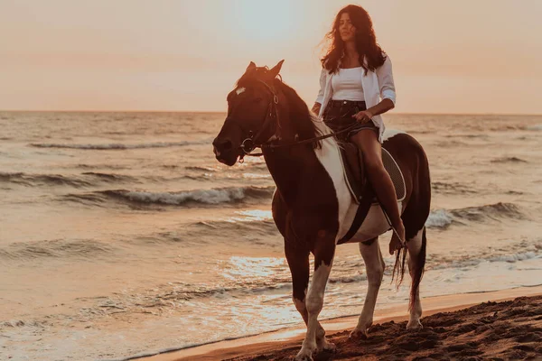 Woman Summer Clothes Enjoys Riding Horse Beautiful Sandy Beach Sunset — 스톡 사진