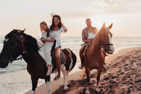 Famiglia Trascorre Del Tempo Con Propri Figli Cavallo Una Spiaggia Foto Stock