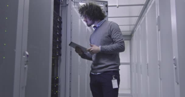 Ingeniero Especialista Ciencias Los Datos Que Trabaja Tablet Sala Servidores — Vídeo de stock
