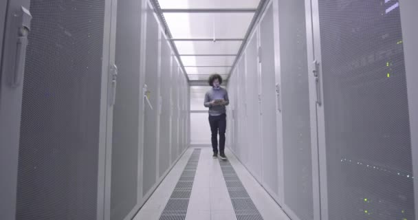 Specjalista Lub Informatyk Pracujący Tablecie Serwerowni Nowoczesnym Superkomputerze Wirtualnego Centrum — Wideo stockowe