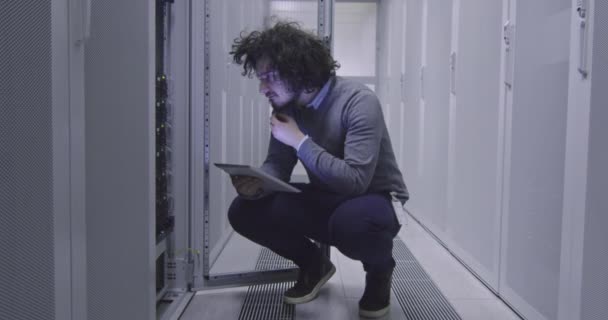 Ingenieur Data Science Specialist Die Werkt Tablet Computer Serverruimte Een — Stockvideo