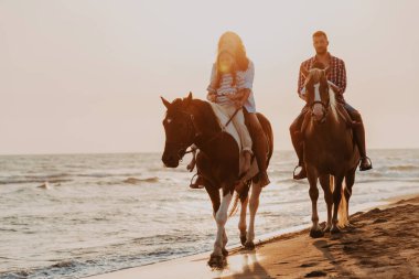 Aile kumlu bir sahilde birlikte ata binerken çocuklarıyla vakit geçirir. Seçici odaklanma. Yüksek kalite fotoğraf