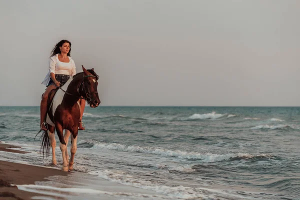 Una Mujer Ropa Verano Disfruta Montar Caballo Una Hermosa Playa —  Fotos de Stock