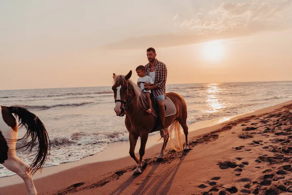 Padre Hijo Disfrutan Montando Caballos Juntos Junto Mar Enfoque Selectivo —  Fotos de Stock