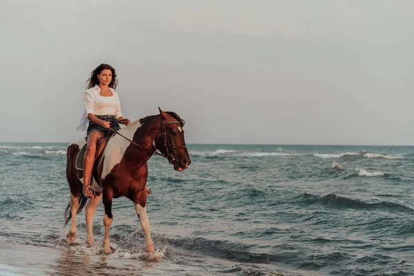 Una Mujer Ropa Verano Disfruta Montar Caballo Una Hermosa Playa —  Fotos de Stock