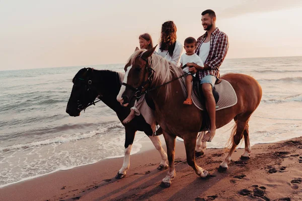 Famiglia Trascorre Del Tempo Con Propri Figli Cavallo Una Spiaggia — Foto Stock