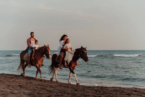 Família Passa Tempo Com Seus Filhos Enquanto Montam Cavalos Juntos — Fotografia de Stock