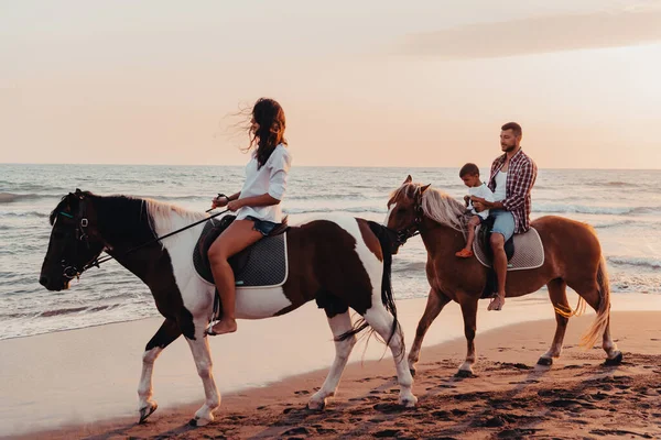 Family Spends Time Children While Riding Horses Together Sandy Beach — Foto Stock