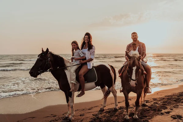 Οικογένεια Περνάει Χρόνο Παιδιά Της Ενώ Ιππεύει Άλογα Μαζί Μια — Φωτογραφία Αρχείου