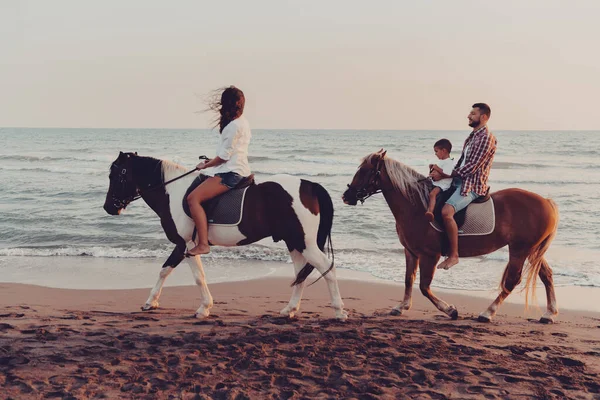 Aile Kumlu Bir Sahilde Birlikte Ata Binerken Çocuklarıyla Vakit Geçirir — Stok fotoğraf