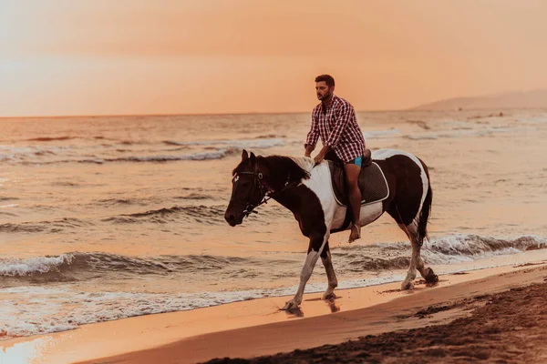 Hombre Moderno Ropa Verano Disfruta Montar Caballo Una Hermosa Playa — Foto de Stock