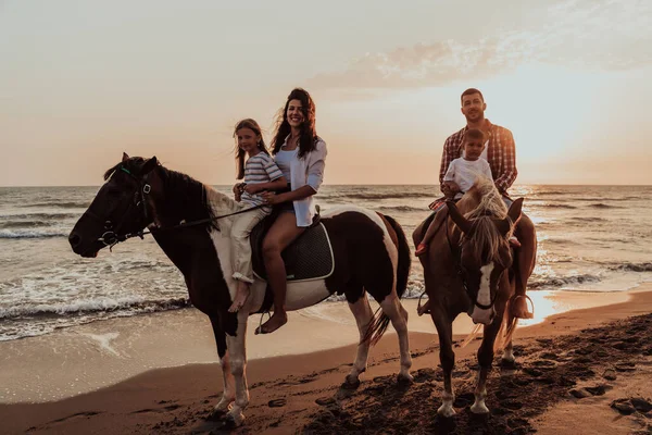 Семья Проводит Время Своими Детьми Катаясь Лошадях Вместе Песчаном Пляже — стоковое фото
