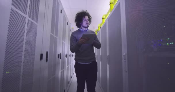 Teknisi Atau Spesialis Ilmu Data Bekerja Pada Komputer Tablet Ruang — Stok Video