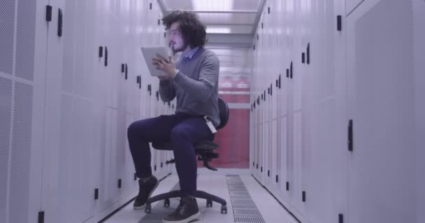 Engenheiro Especialista Ciência Dados Trabalhando Computador Tablet Sala Servidores Moderno — Vídeo de Stock