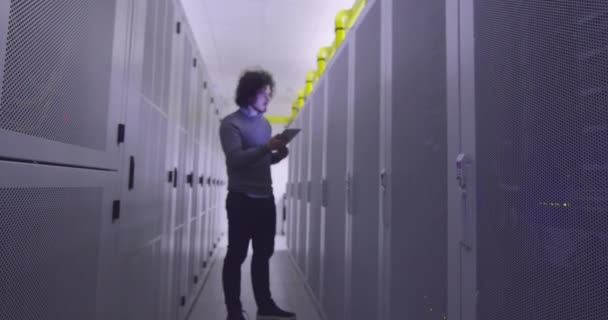 Ingegnere Informatico Specialista Data Science Che Lavora Computer Tablet Sala — Video Stock