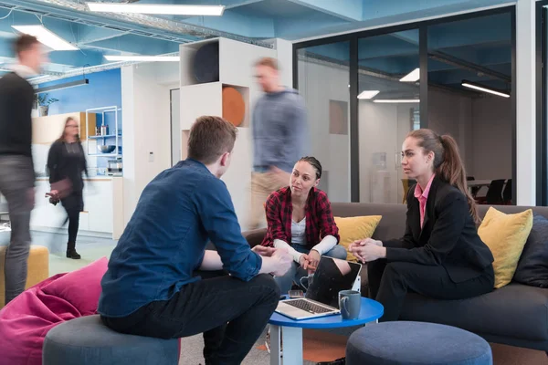 Equipo Negocios Startups Multiétnicas Reunión Una Moderna Oficina Coworking Espacio —  Fotos de Stock