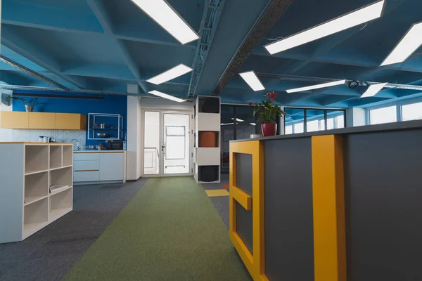 Intérieur Salle Réunion Lumineuse Confortable Avec Table Chaises Élégantes Modernes — Photo