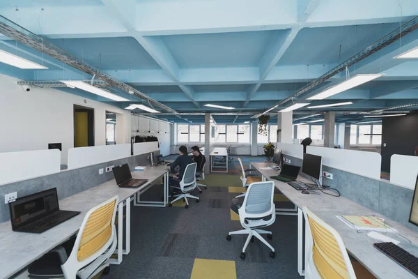 舒适舒适的轻便会议室的内部 有桌子 现代时髦的椅子和台式计算机 所有的一切都准备好了公司会议 公司宽敞空旷的办公空间或富有创意的合作空间 — 图库照片