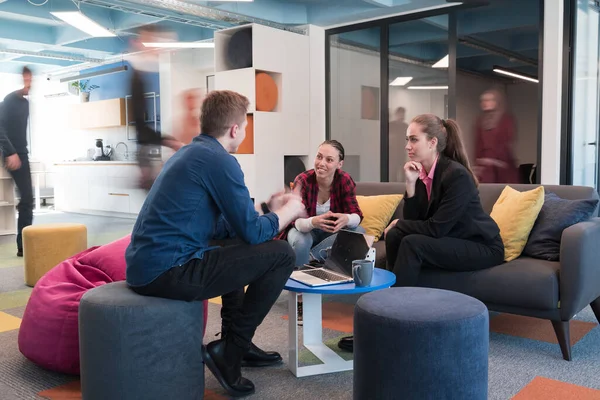 Das Multiethnische Gründerteam Trifft Sich Einem Modernen Hellen Coworking Büro — Stockfoto