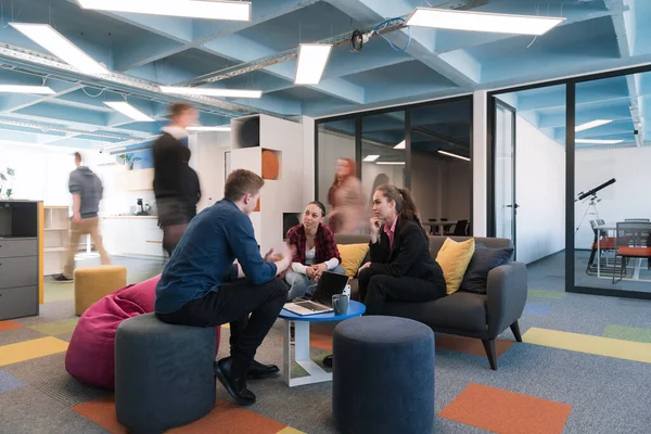 Das Multiethnische Gründerteam Trifft Sich Einem Modernen Hellen Coworking Büro — Stockfoto