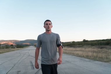 mp3 çalarlı antrenman adamı mp3 çalarlı müzik dinliyor ya da akıllı cep telefonlu. Yüksek kalite fotoğraf