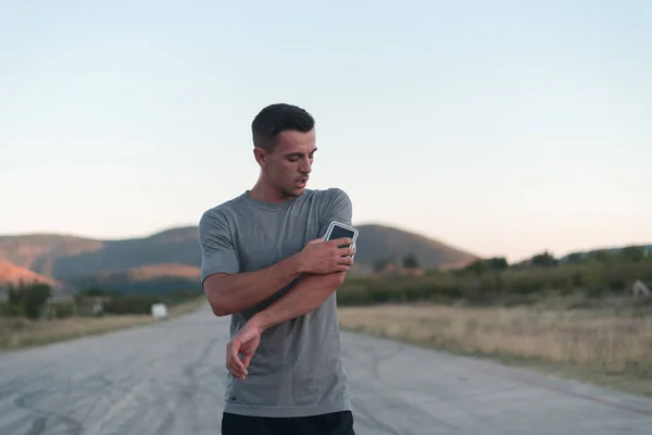 Hardlopen Workout Man Met Mp3 Muziekspeler Luisteren Naar Muziek Met — Stockfoto