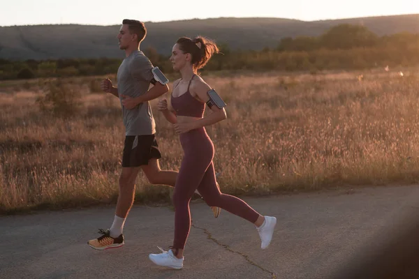 Jeune Couple Bonne Santé Faisant Jogging Dans Les Rues Ville — Photo