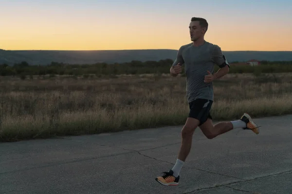 Attraente Uomo Forma Che Corre Veloce Lungo Strada Campagna Tramonto — Foto Stock