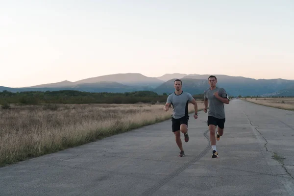 Skupina Mladých Sportovců Jogging Slunné Ráno Městě Kvalitní Fotografie — Stock fotografie