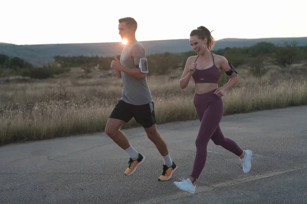 Jeune Couple Bonne Santé Faisant Jogging Dans Les Rues Ville — Photo