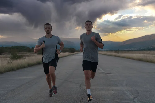 Grupo Jóvenes Deportistas Corriendo Una Mañana Soleada Ciudad Foto Alta — Foto de Stock