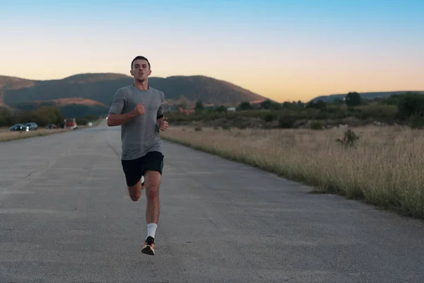 Hombre Atractivo Forma Corriendo Rápido Largo Carretera Del Campo Luz —  Fotos de Stock