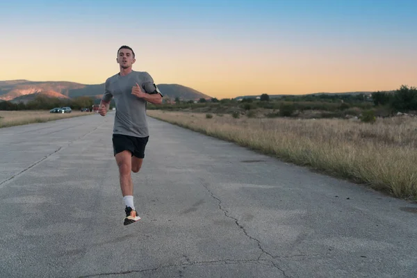 Hombre Atractivo Forma Corriendo Rápido Largo Carretera Del Campo Luz —  Fotos de Stock